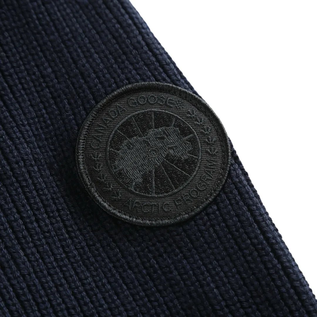 P910 [Exclusive supply] Canada Goose Wool Sleeve Hooded Down Jacket (Navy Blue) The fabric is made of 90 national standard high-quality white duck down, selected high-fill velvet, weighing 170g, light and warm, with excellent temperature locking performance and good resilience. The fabric is made of high-quality protective nylon fabric, which not only enhances the wear resistance of the surface, but also takes into account wind resistance, ensuring excellent performance in various harsh weather conditions. Three-dimensional quilting technology and precise thread reinforcement prevent lint from being drilled and ensure that the fluffy and resilient elasticity lasts like new. The 7-needle medium-thick knitted structure uses thicker yarns to weave woolen fabrics with obvious thickness and weight. The texture is clearly visible and has a rough, retro texture. It has a good skeleton feel and is relatively stiff, and can maintain the silhouette of the clothing for a long time. It also provides more layers of still air to lock in heat. There is the brand's exclusive LOGO on the woolen sleeve arms, which is not obvious in the photo. Size:S-M-L-XL